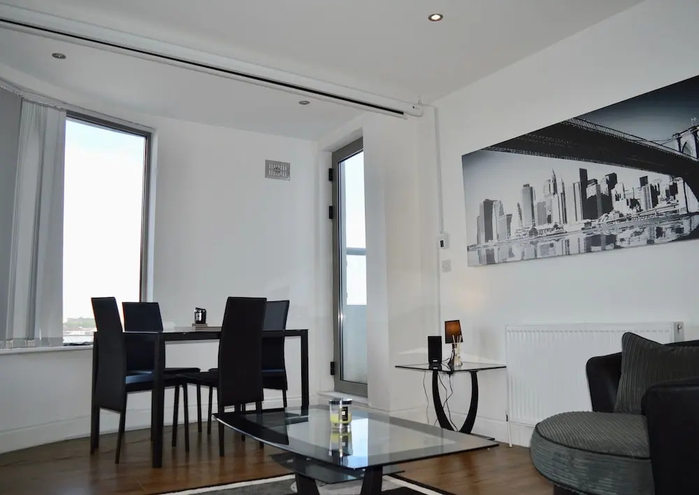 2 Bedroom Apartment With 2 Balconies in Manchester