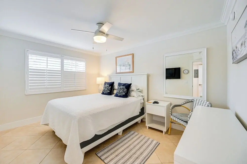 Naples Condo w/ Pool - Walk to Dining & Beach