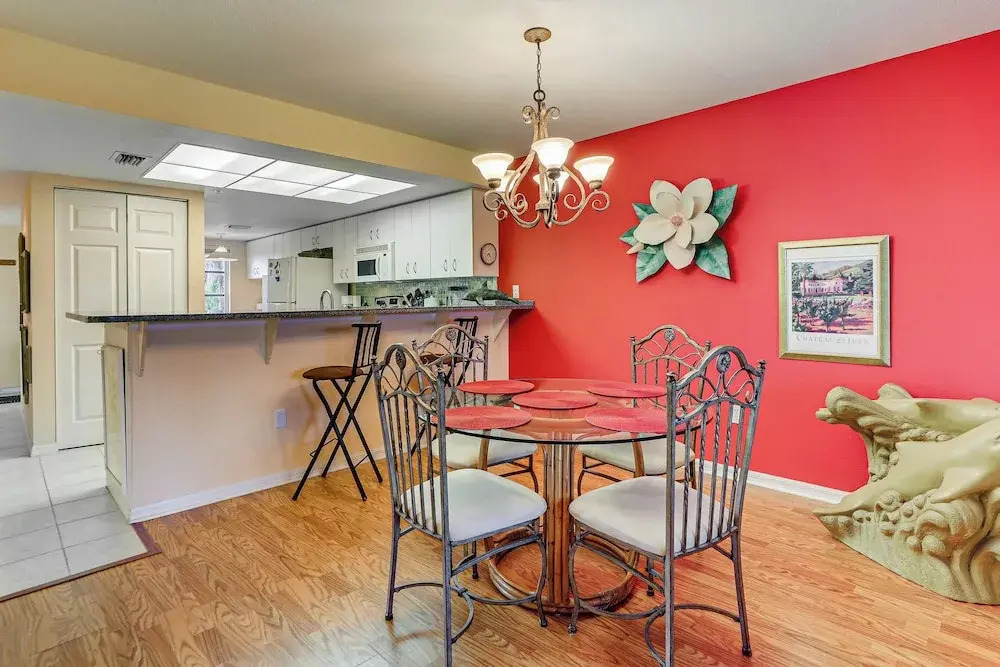 8 Mi to Beach w/ Pool Access: Englewood Condo!