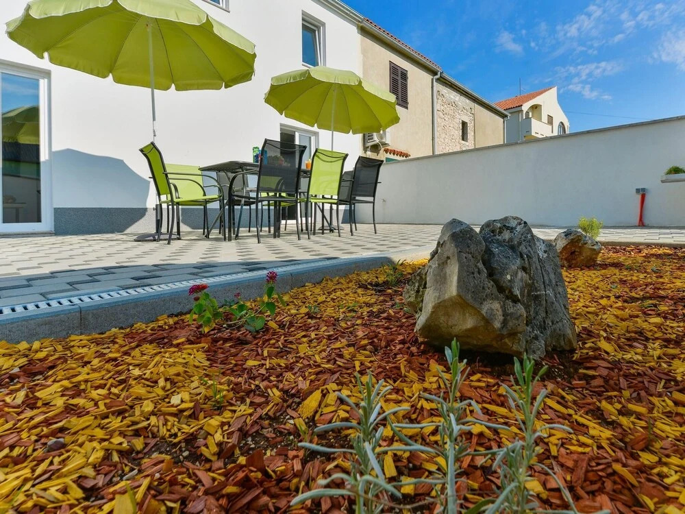 Villa Dragica mit Pool auf Terasse nur 50 m vom Meer in Privlaka, Kroatien