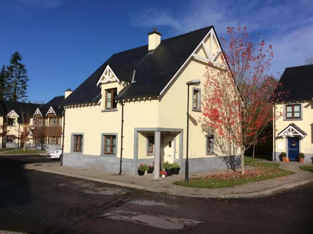 Kilronan 4 Bed House on castle grounds