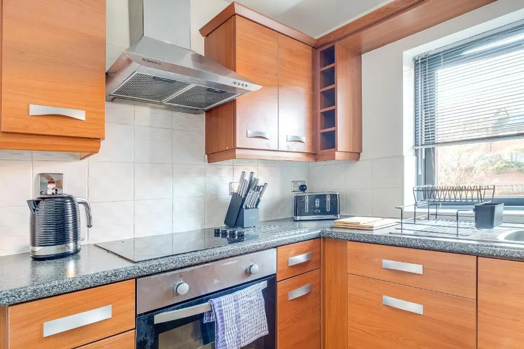 2 Bed Family Apt w/BALCONY & PARKING! ☆ FREE NETFLIX - With 50 Inch Smart TV, FREE NETFLIX & WIFI - Birmingham City Centre, By 02 Academy, Cube & Mailbox