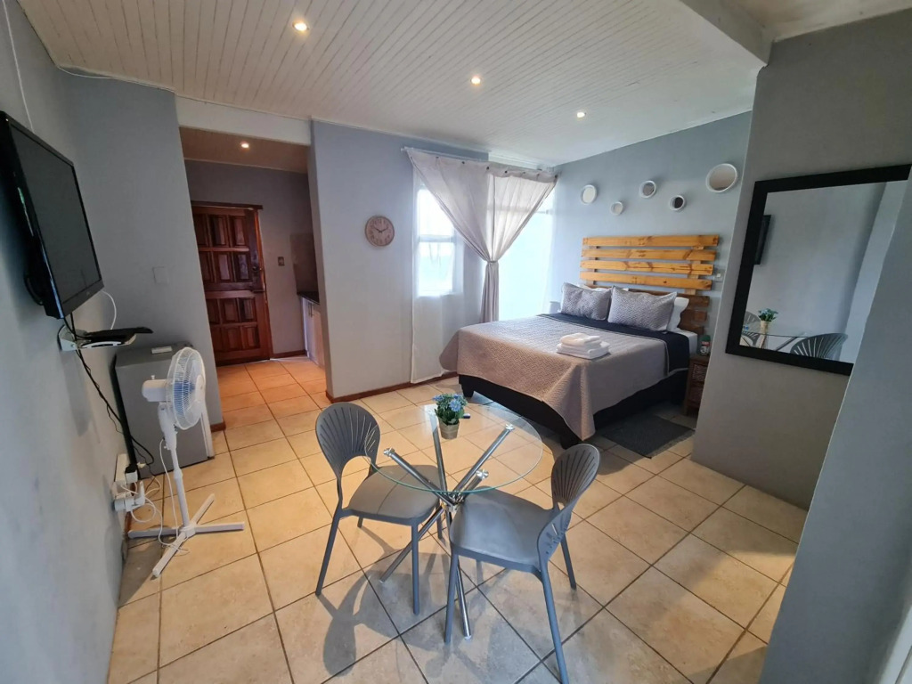 Mia Hills guest house