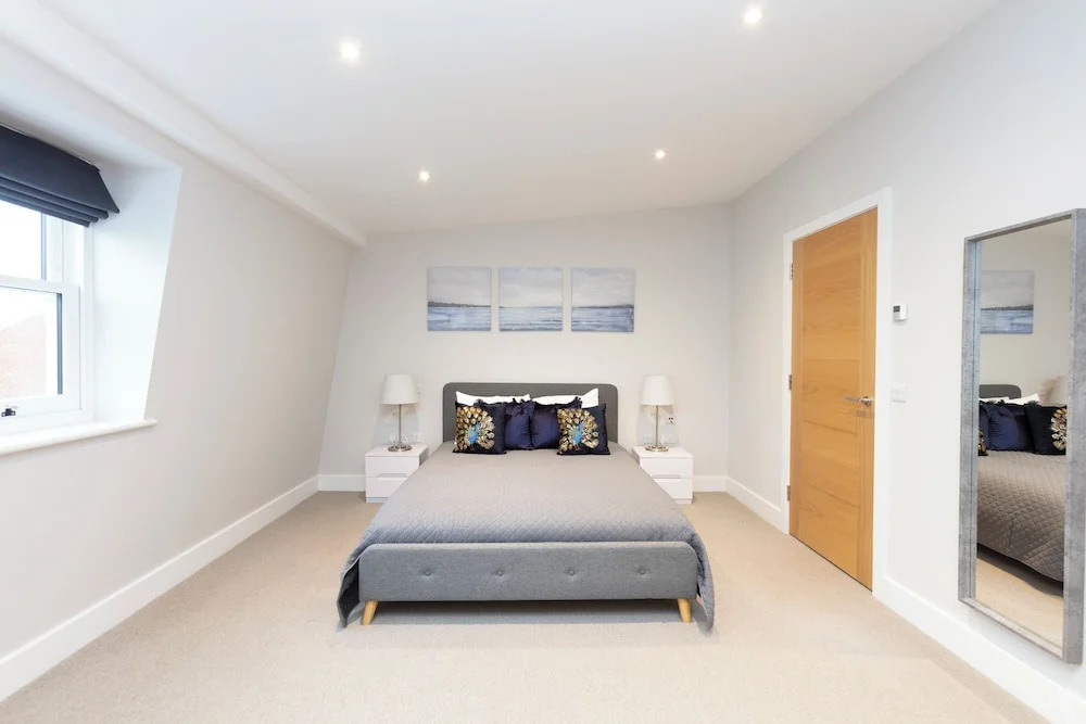 Stunning Central Windsor Town House With Parking