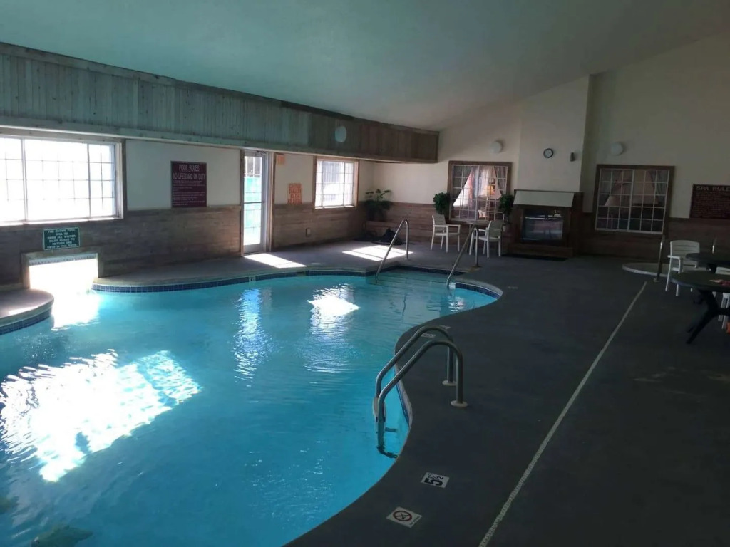 Days Inn & Suites by Wyndham Williamsburg IA North