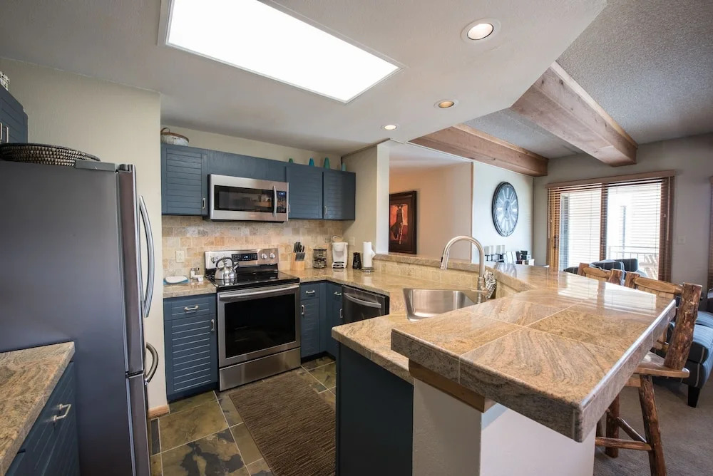 Lovely Modern Plaza Condo - No Cleaning Fee! by RedAwning