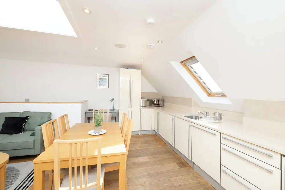 JOIVY Quiet Mews Street Apartment in the Heart of Edinburgh
