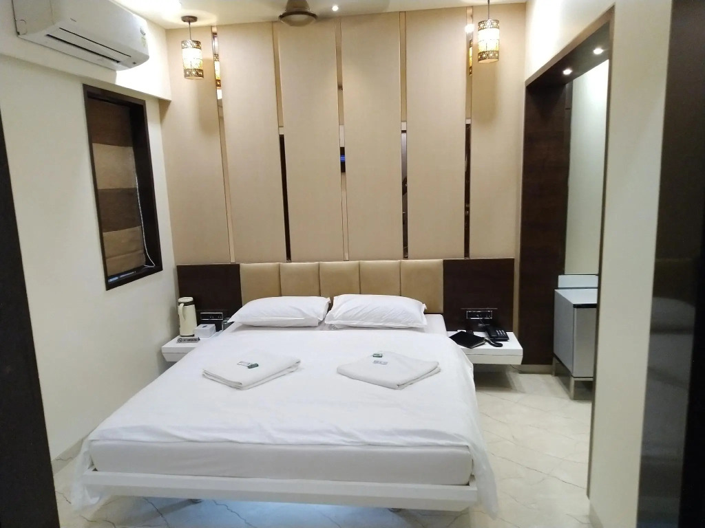 La Hotel Metro near BKC