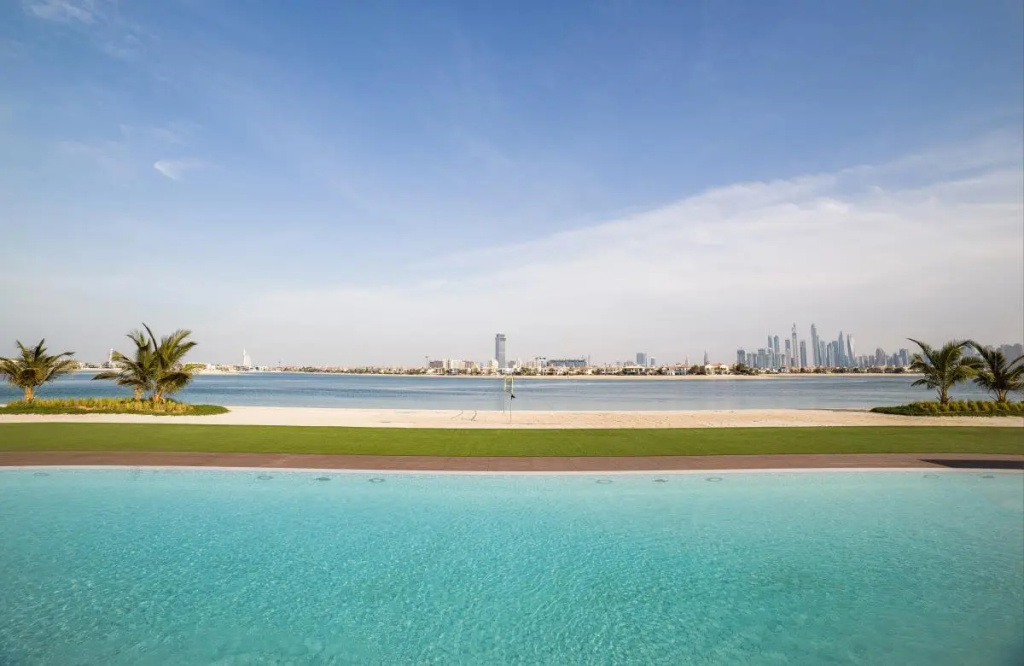 Th8 Palm Dubai Beach Resort, Vignette Collection by IHG
