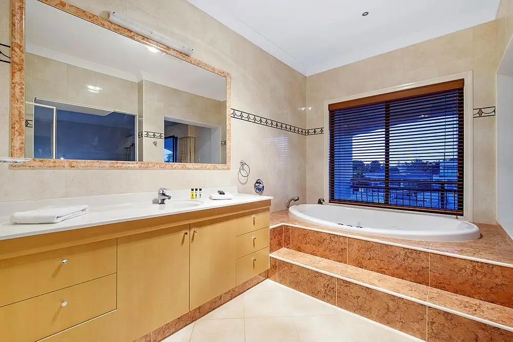 Stunning Lake Front House Amalfi Drive