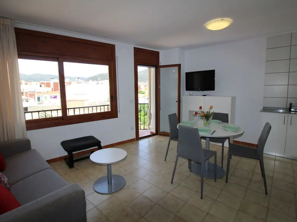 Modern-chic Apartment in Rosas Near the Beach