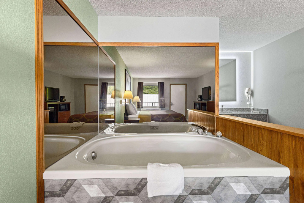 Super 8 by Wyndham Branson - Shepherd of the Hills Exwy