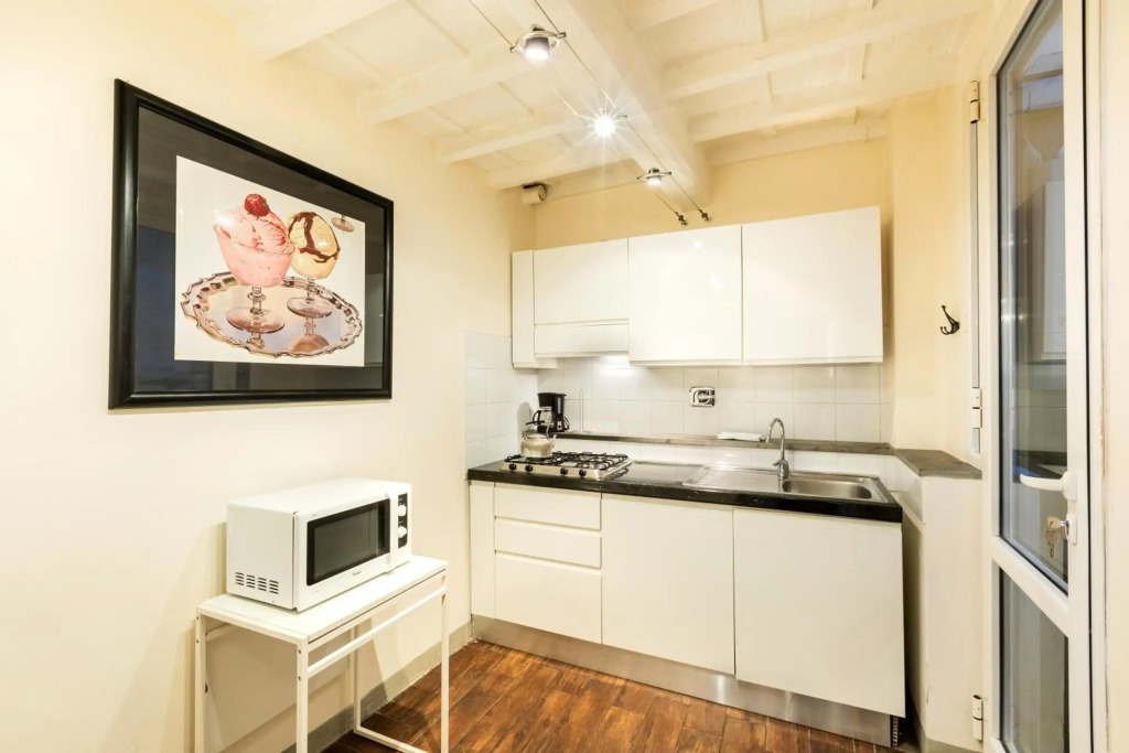 Historic Center apartment - Next to the river, all attractions, SMN train station
