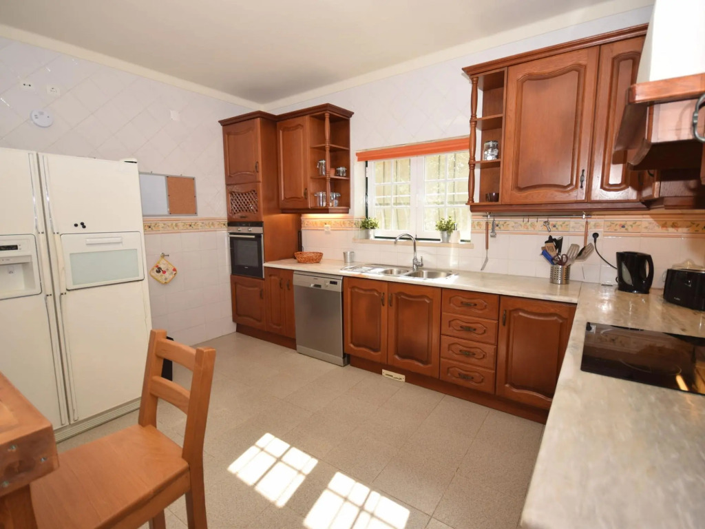 Luxurious Villa in Caldas da Rainha with Swimming Pool