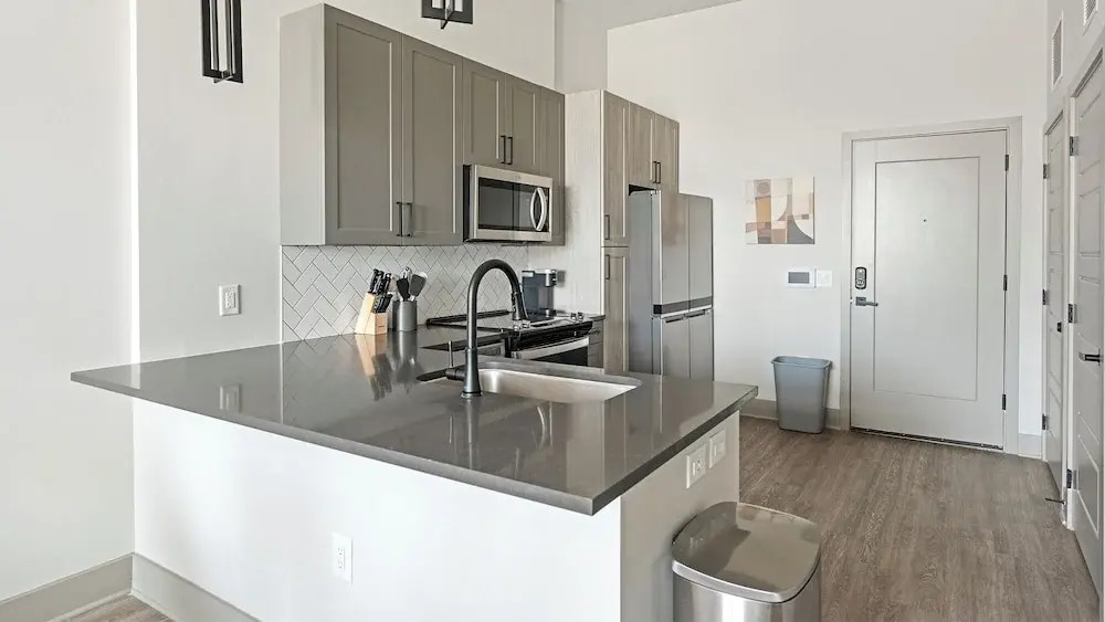 Landing Beautiful 1BD Pool Gym