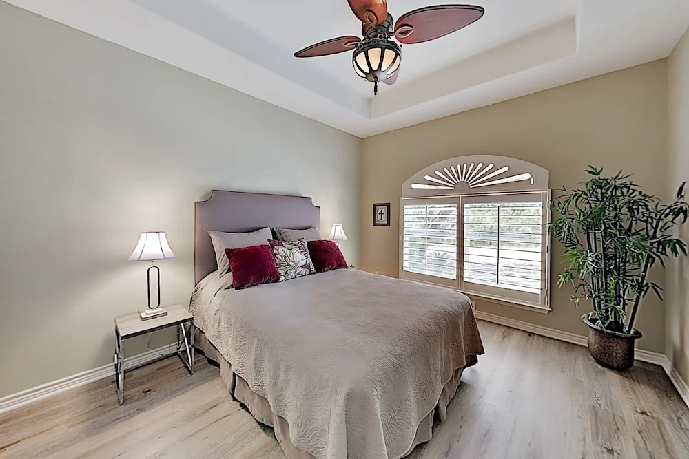 Luxe By The Lake, On-site Pool & Tennis! 3 Bedroom Home