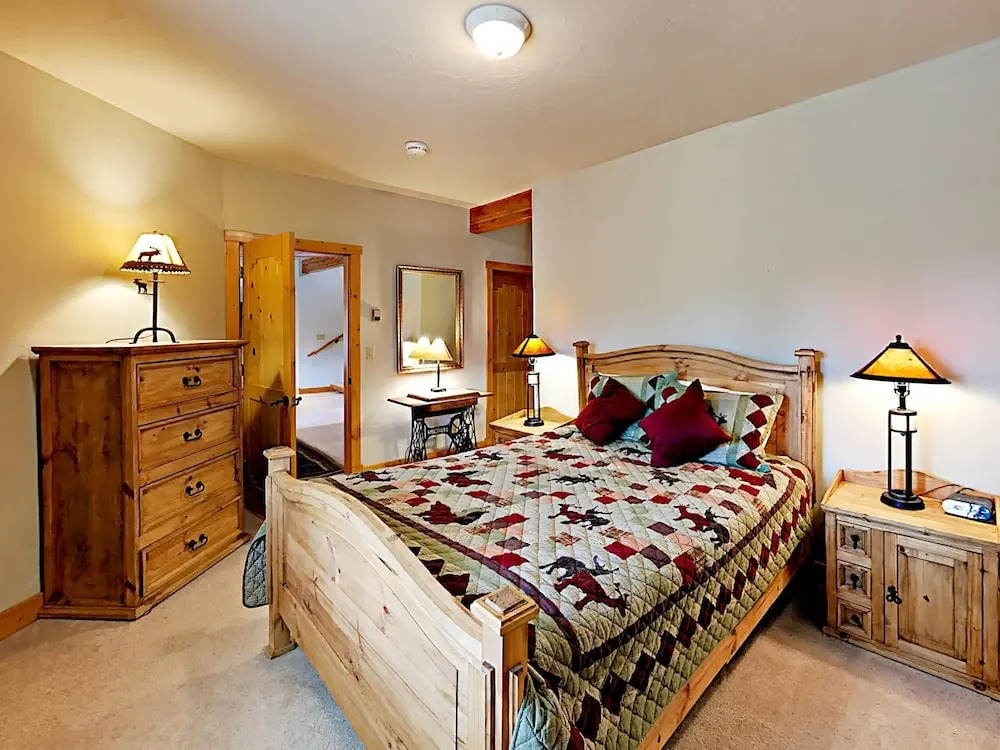 4br Log  W/ Hot Tub, Sauna & Chef's Kitchen 4 Bedroom Home
