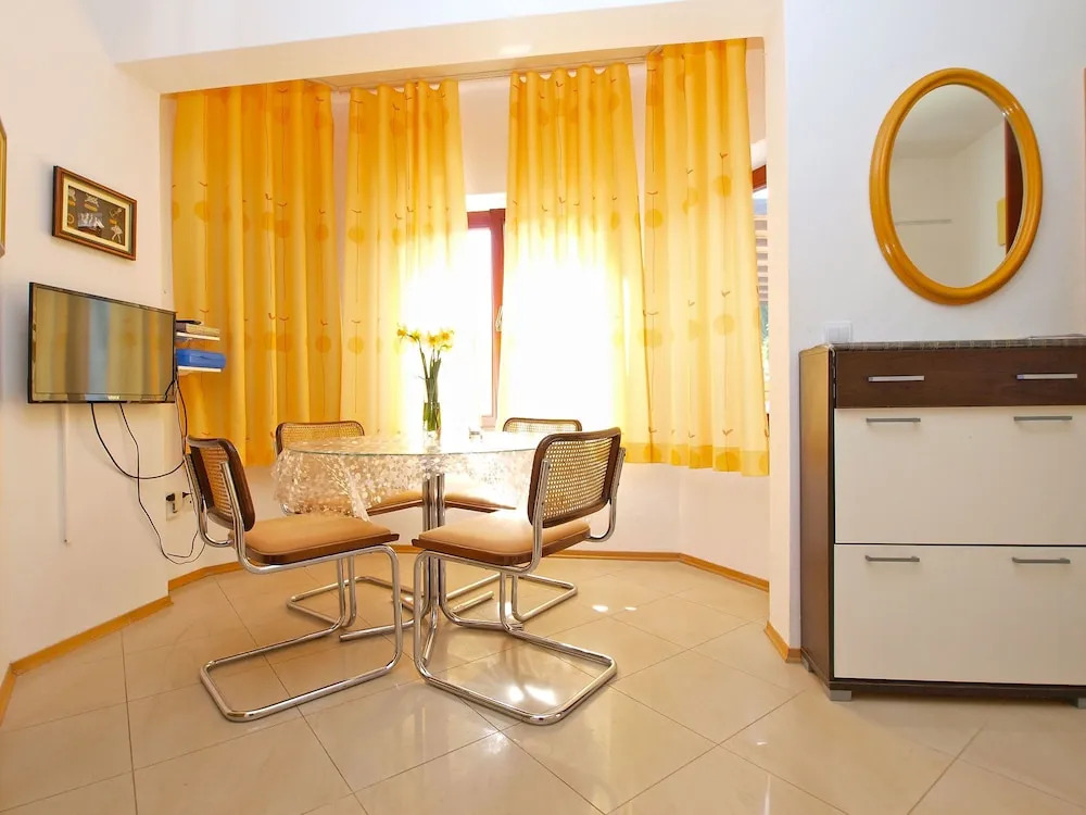 Apartment 1303