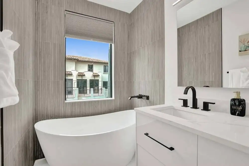4BR w htd Pool Walk to Las Olas 5mins to Beach
