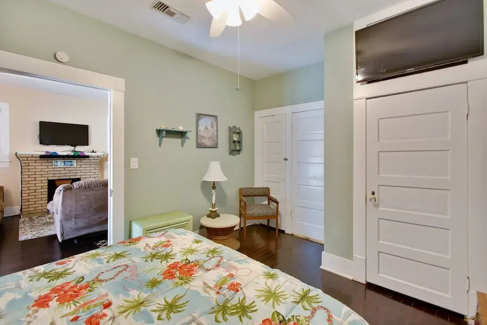 Sea Life - Just Blocks To Beach! 3 Bedroom Home by Redawning