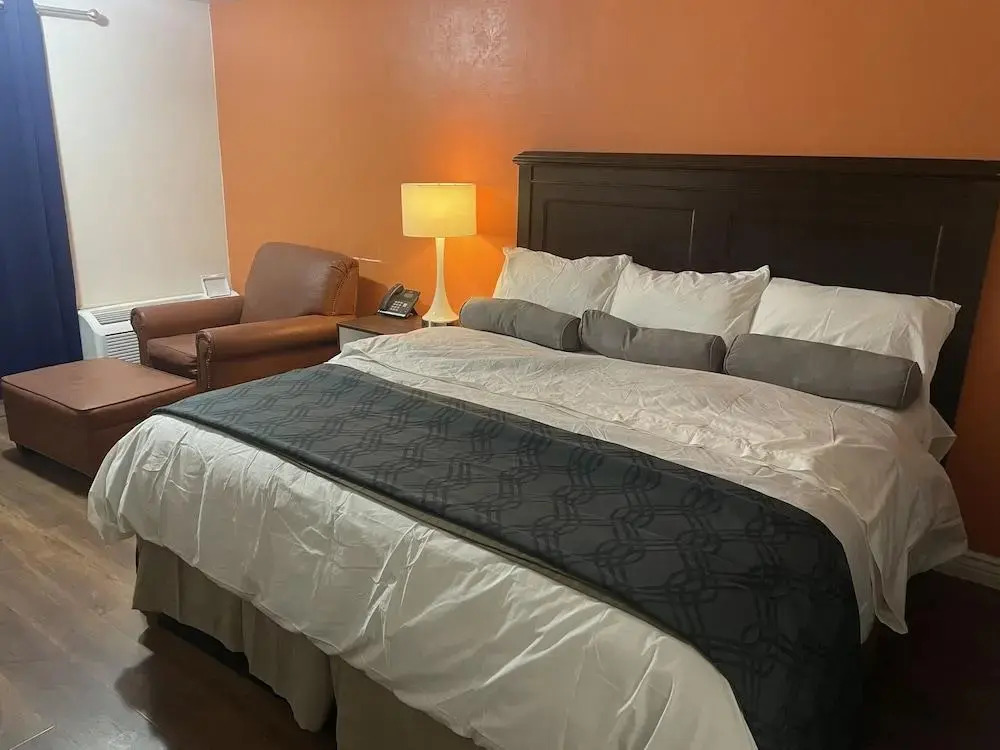 B&J HOTEL AND APARTMENTS