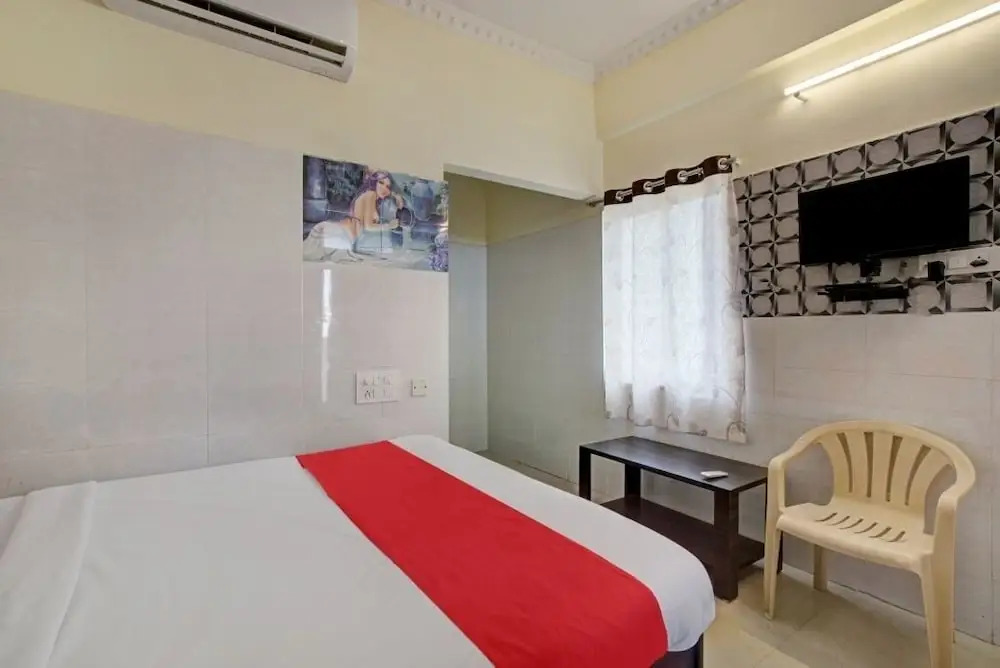 iROOMZ Hotel Sweekar Suites