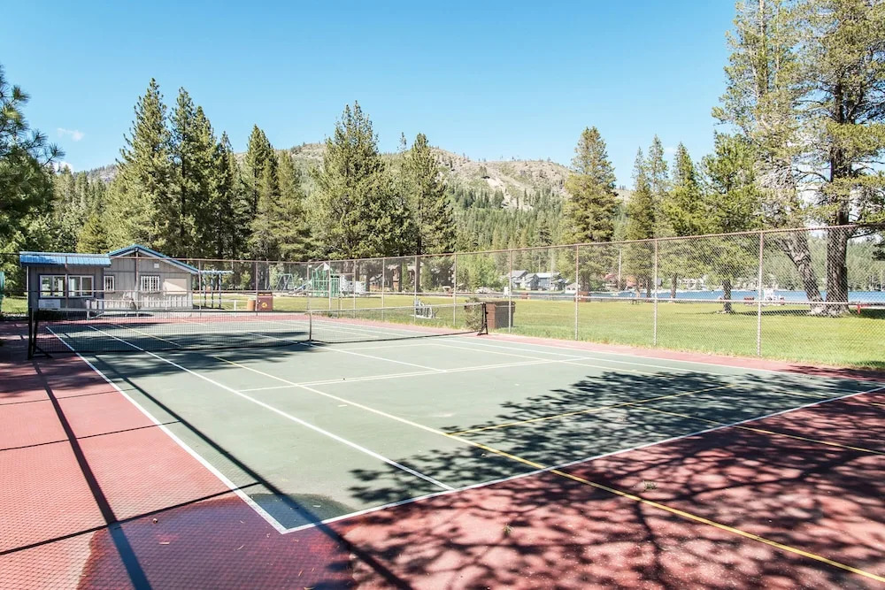 Big 5br W/ 2 Sunny Decks + Rec Center Access 5 Bedroom Home