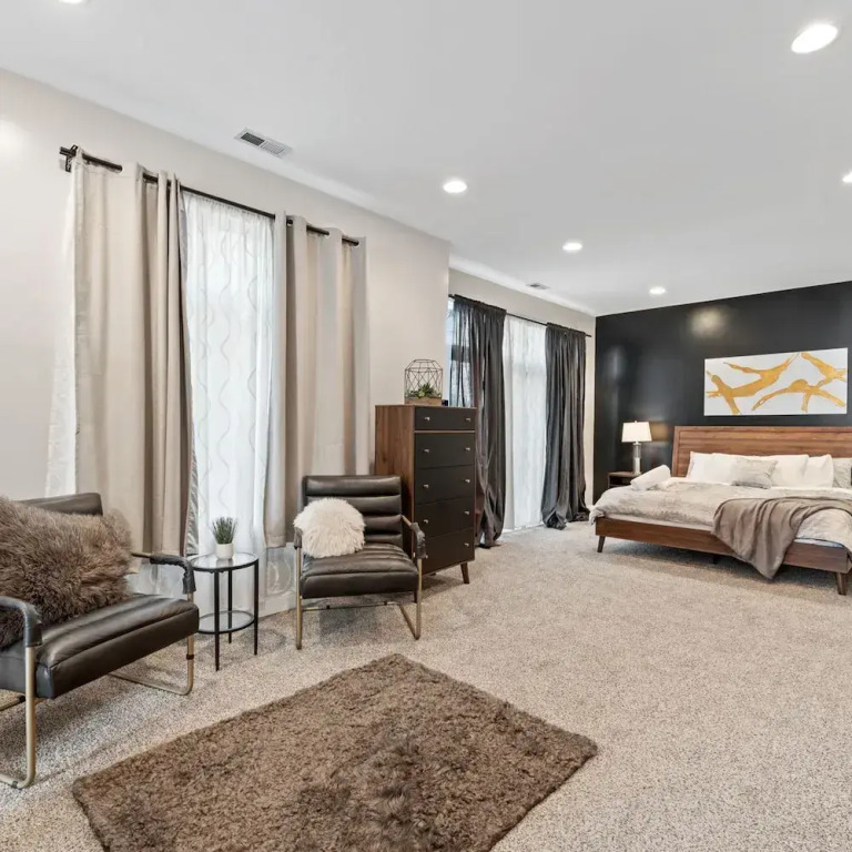 Spacious Luxury Retreat 8 Bed Oasis With 6 Baths