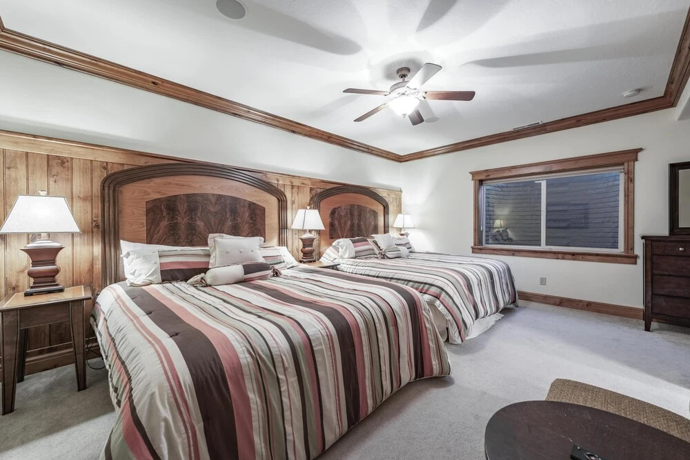 Golf Course Home, Sleeps 30, Private Hot Tub, Access to Ideal Beach, Amazing Views and Space!
