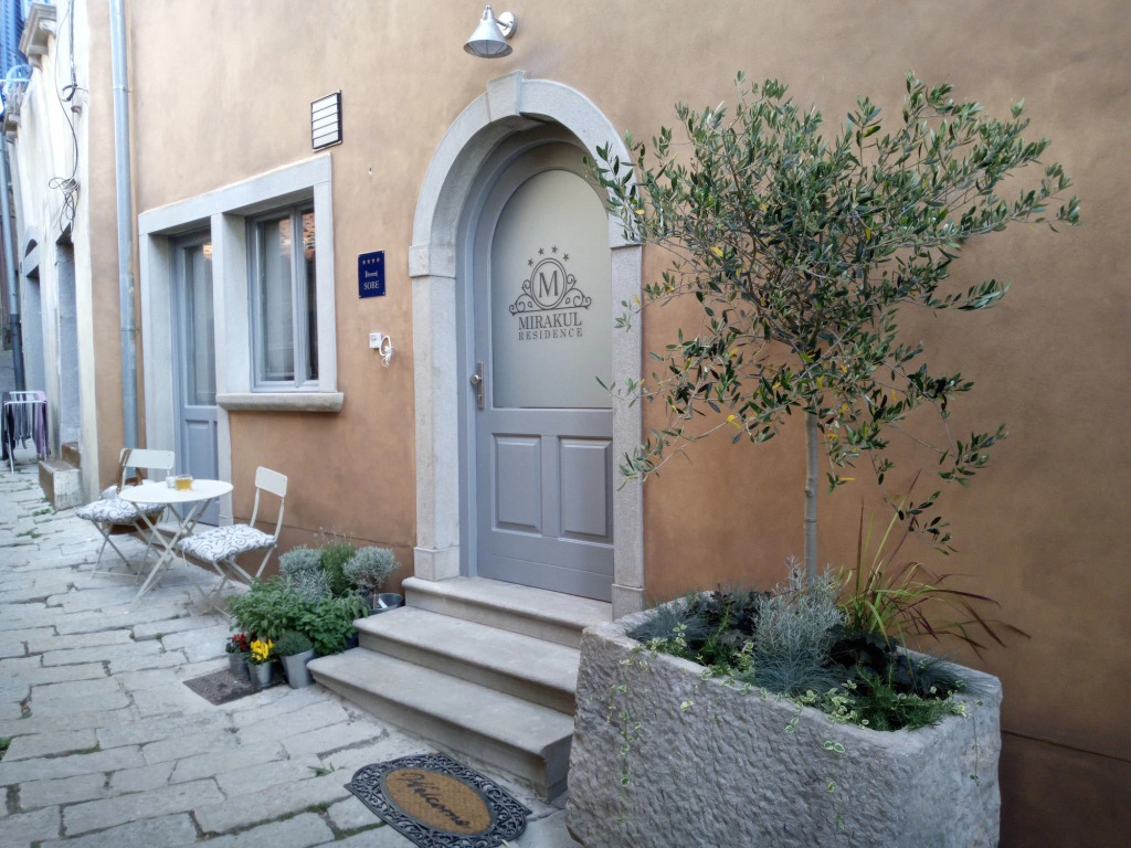 Mirakul Residence