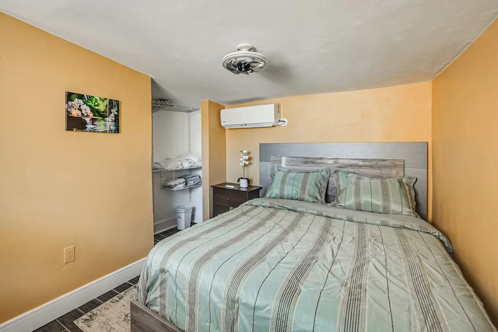 2 Mi to Public Pool! Cozy Naples Cottage w/ Patio