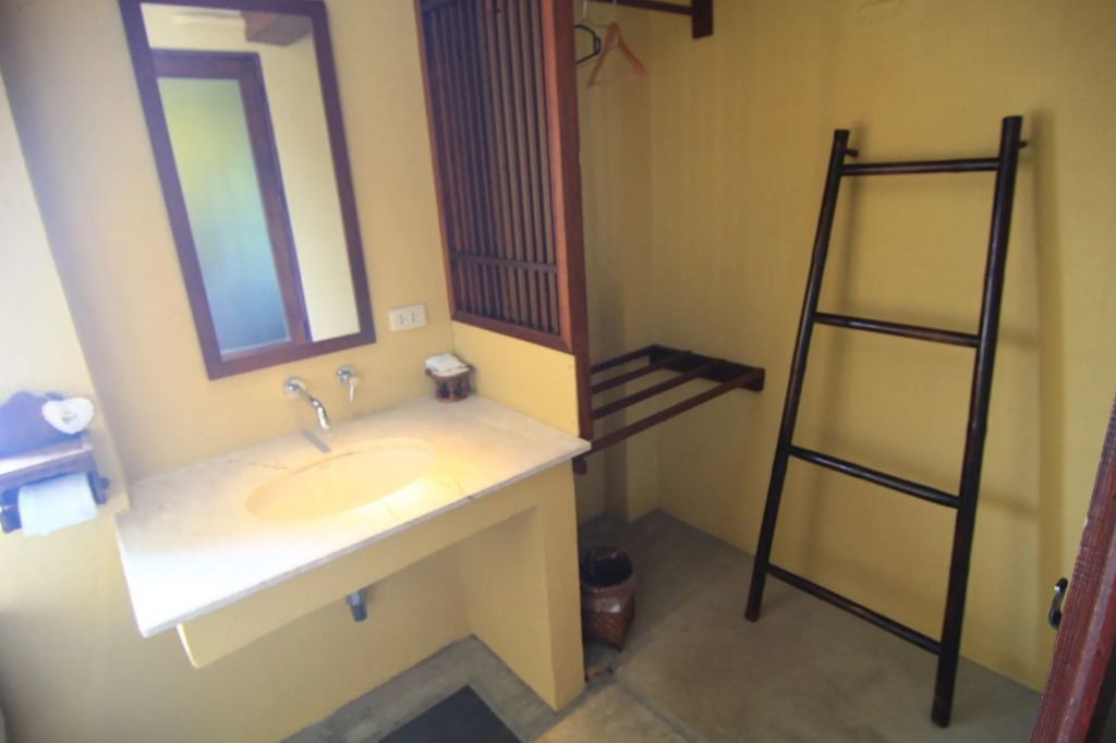 Baan La Poon Hotel