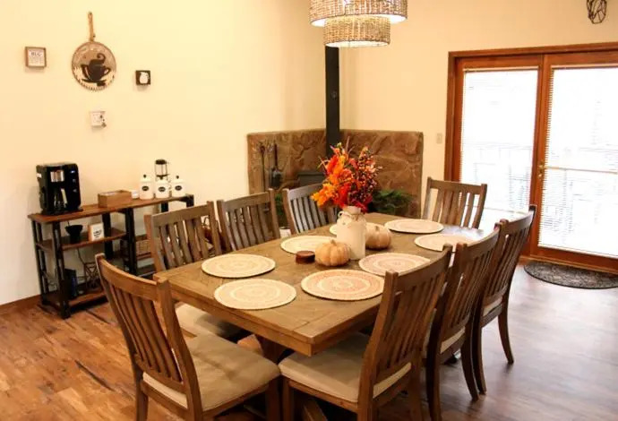 Cheerful Kathys Cabin on Lake Mary Rd, Hot Tub Spa, King Bed, Close to NAU & Airport!