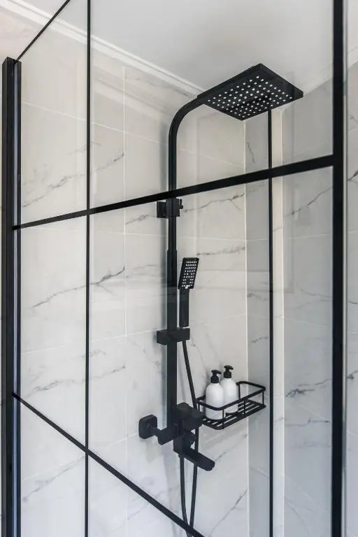 Chic & Comfort Homes in Central Volos by Cloudkeys