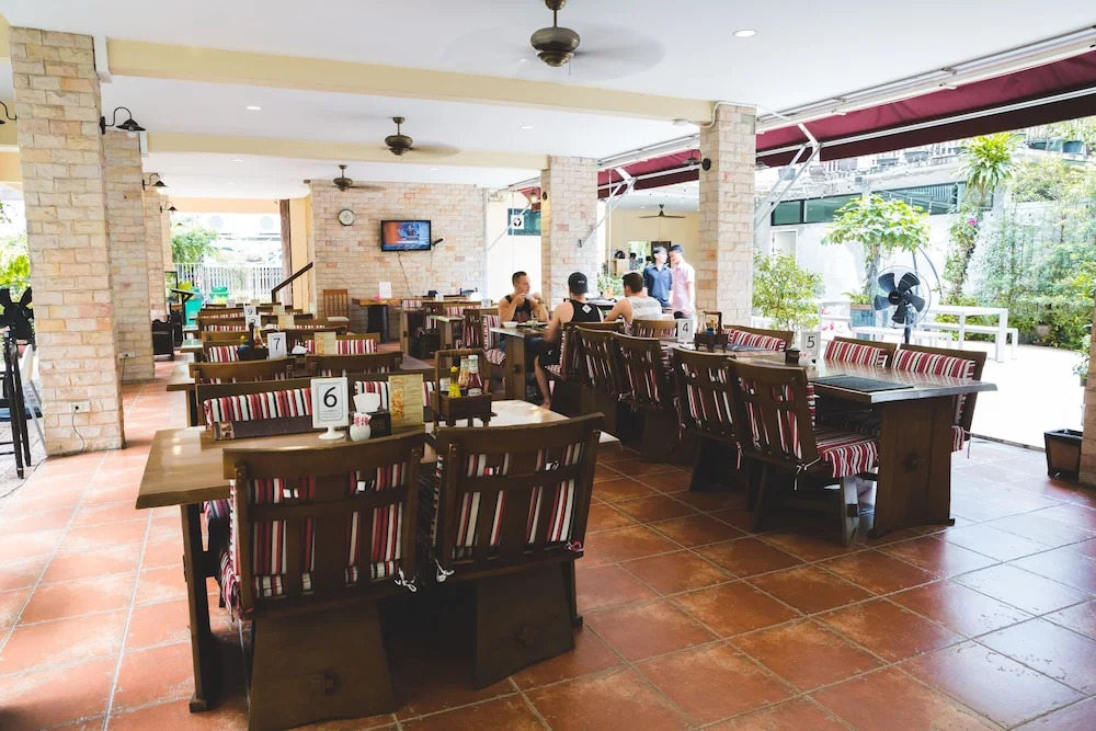 Feung Nakorn Balcony Rooms and Cafe