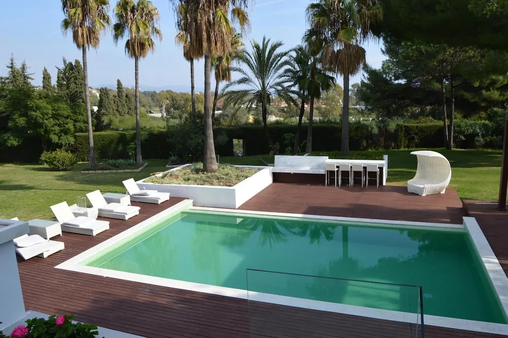 Contemporary Villa 5 bedrooms, huge plot, private pool, short distance beach