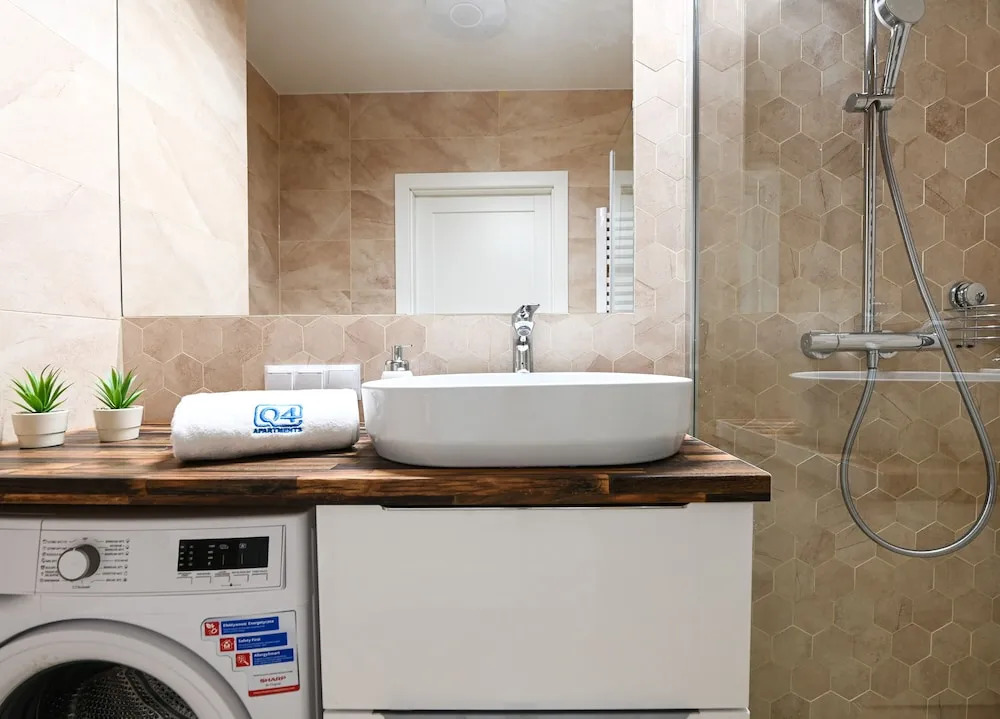 Aura 40 City Center & Free Parking by Downtown Apartments