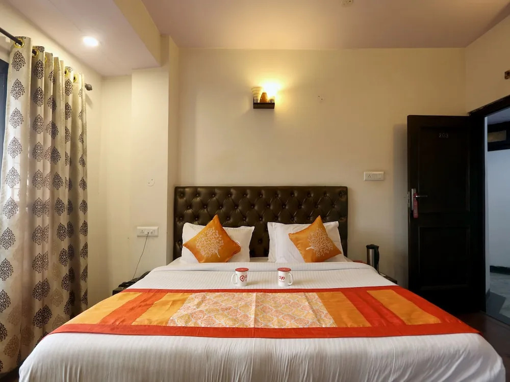 OYO Rooms 055 Mall Rd Tourism Lift