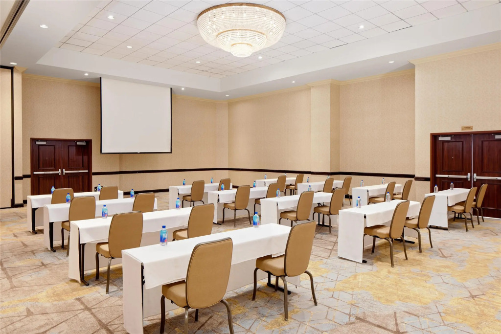 Hotel Zessa Orange County Airport, a DoubleTree by Hilton