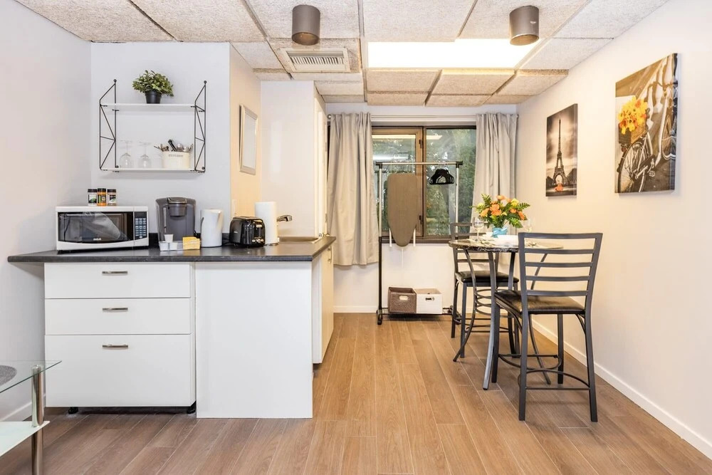 King Bed Studio Apartment - Near Chinatown