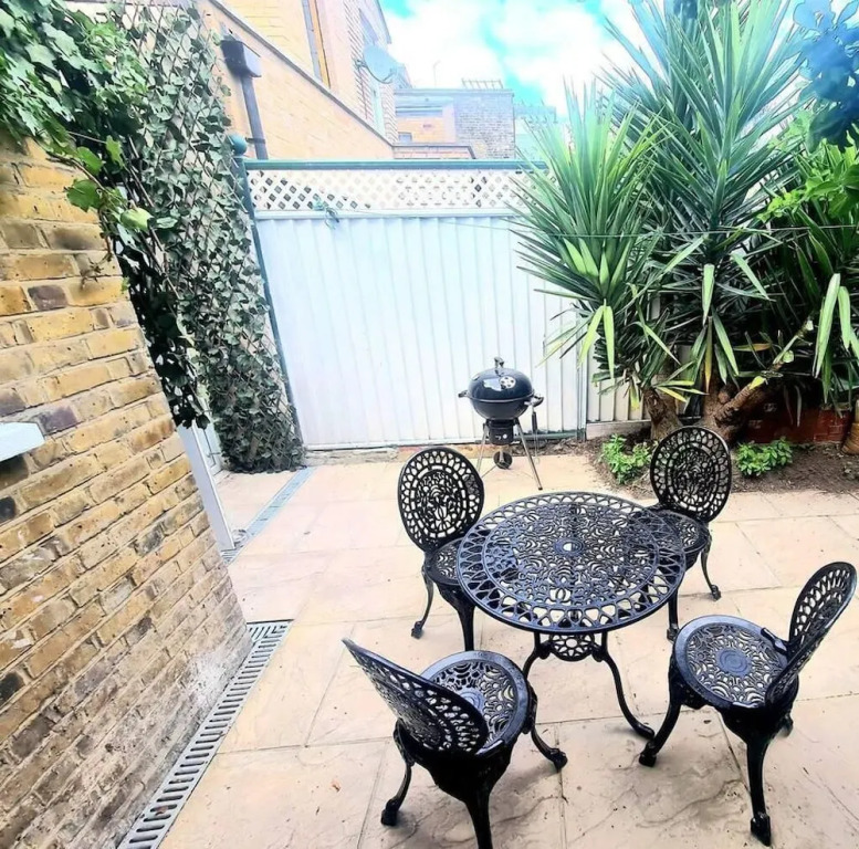 Charming 2-bed House in London