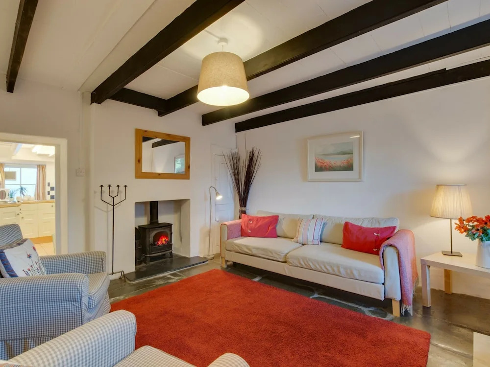 Beautiful Holiday Home in Wadebridge With a Fireplace in the Bedroom and a Lovely Garden