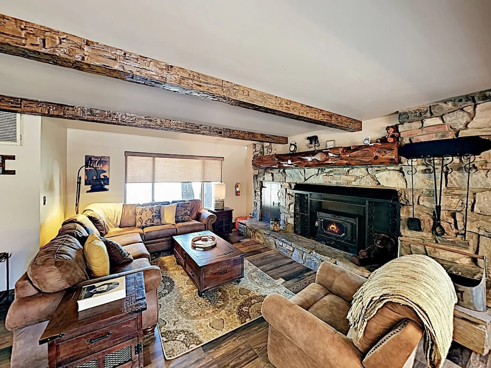 Eagle Point W/ Hot Tub - Steps To Lake! 5 Bedroom Cabin