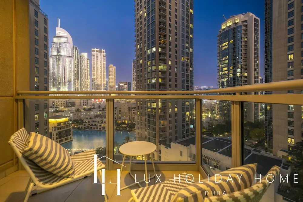 LUX  The Stunning Fountain View Suite