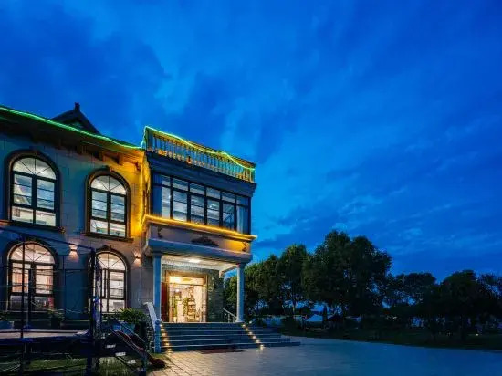 Floral Hotel·  Xiangshe Homestay (Shanghai International Tourism Resort Store)