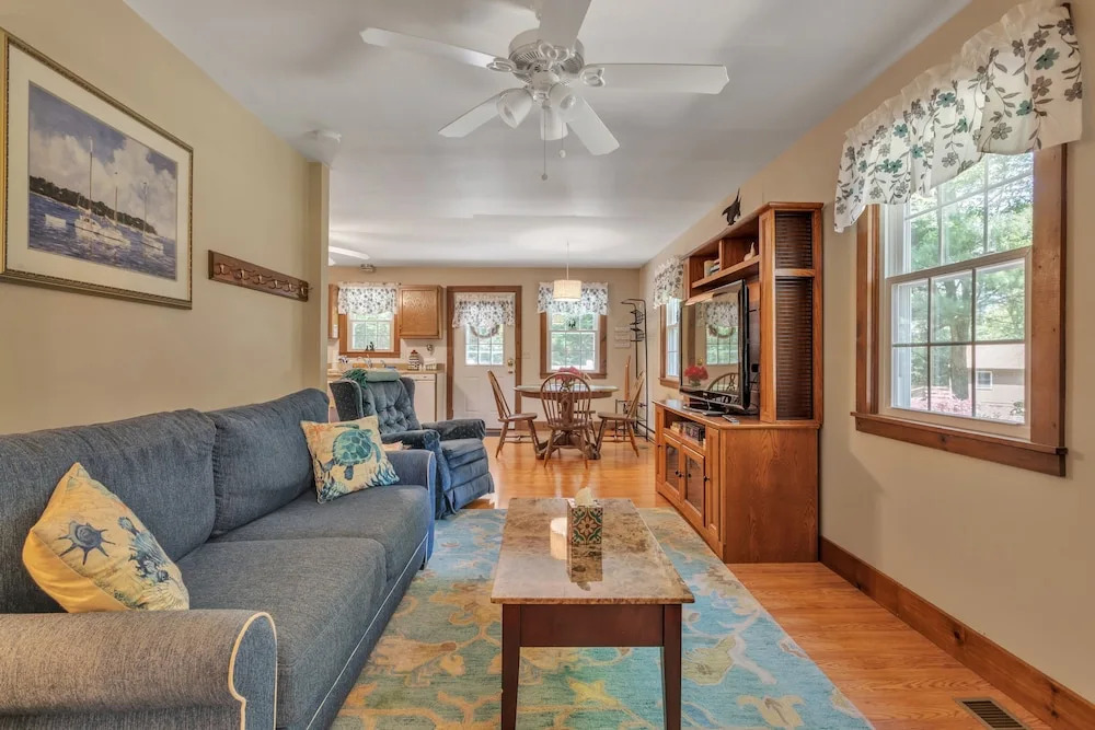 Cozy Bungalow Just Minutes From Mystic, Westerly Beaches, Boating And Casinos! 1 Bedroom Bungalow by RedAwning
