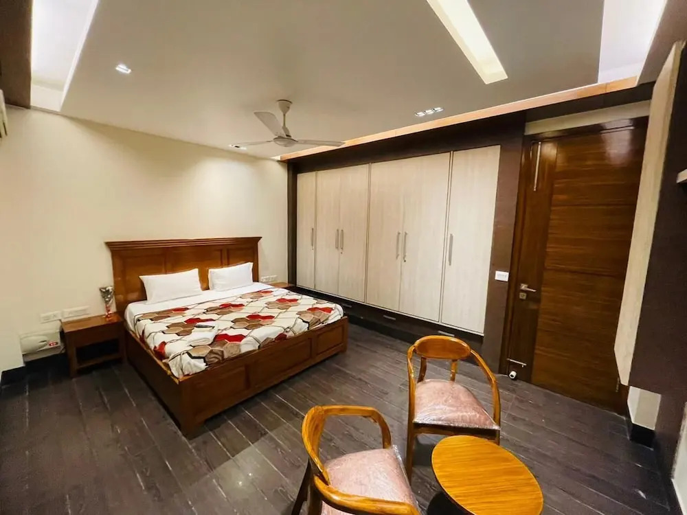 Fortune Home Service Apartment 4Bhk D163