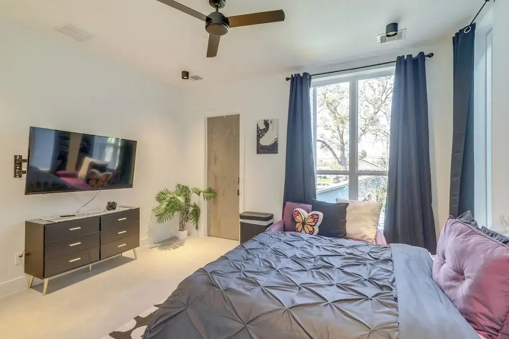 3 Mi to Dtwn: Modern Townhome w/ Yard in Houston