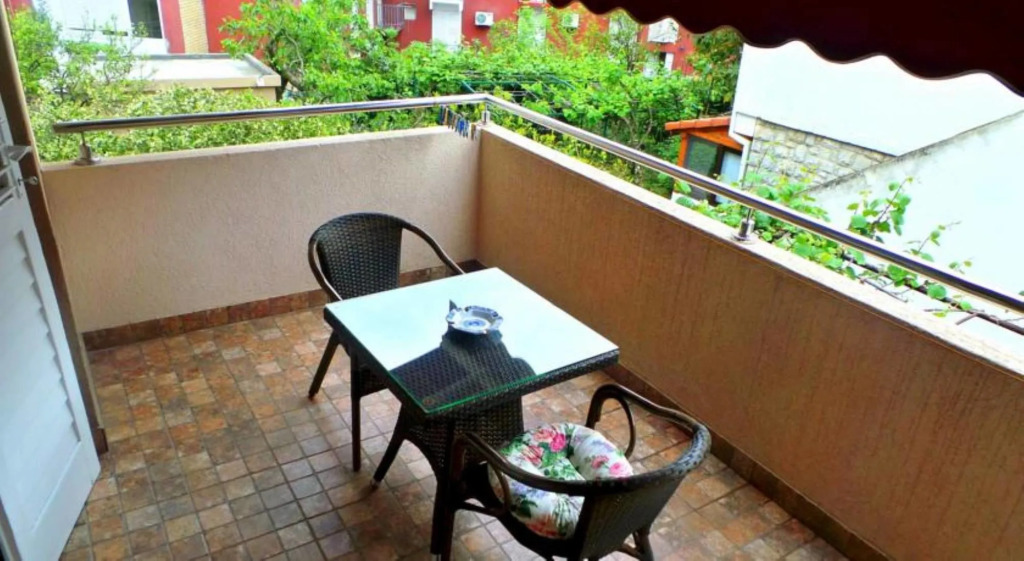 El Mar Apartments