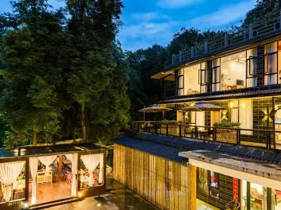 Qingcheng Mountain Qizhiquexipan Hot Spring Homestay